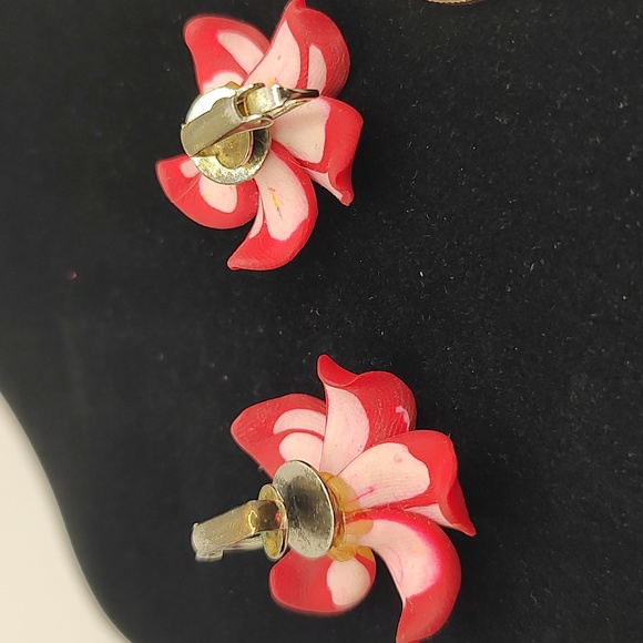 Vintage plumeria clip on earrings, light weight - Picture 3 of 5